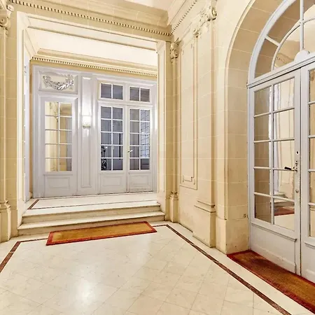 A Paris, Pres De L'arc De Triomphe *