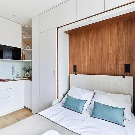 A Paris, Pres De L'arc De Triomphe