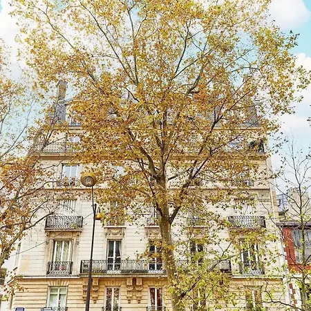 A Paris, Pres De L'arc De Triomphe *