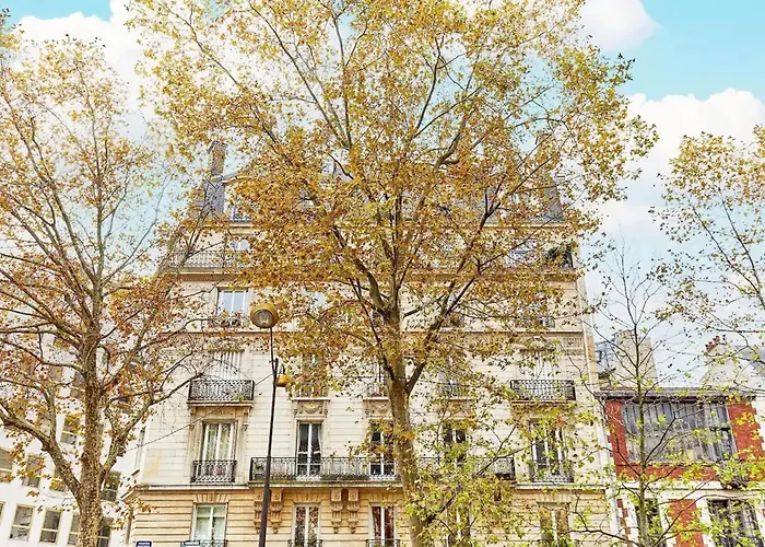 A Paris, Pres De L'arc De Triomphe *