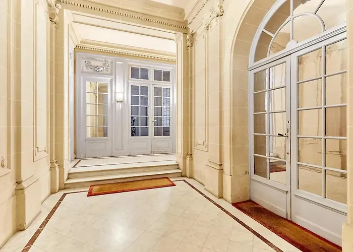 A Paris, Pres De L'arc De Triomphe *